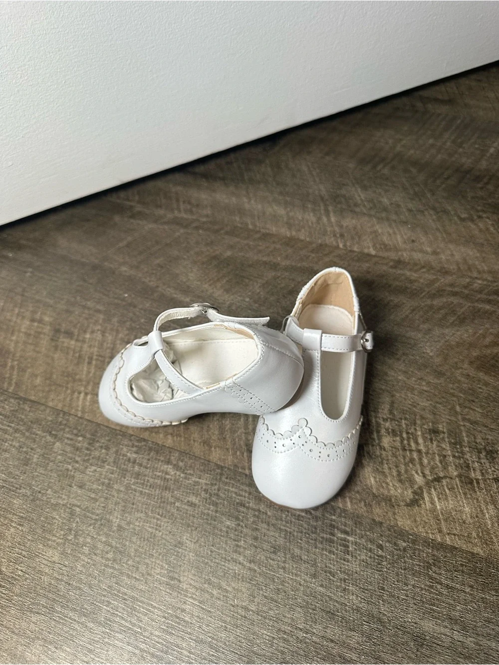 Girls White Scalloped T-Strap Mary Jane Dress Shoes Size 5M 13.5cm